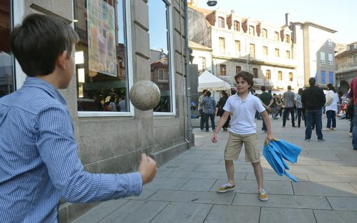 Kids playing on a street in Pontevedra. Source: Pontevedra City Council